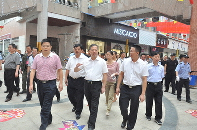 双峰县汇丰商业步行街开街 开启双峰消费娱乐全新模式